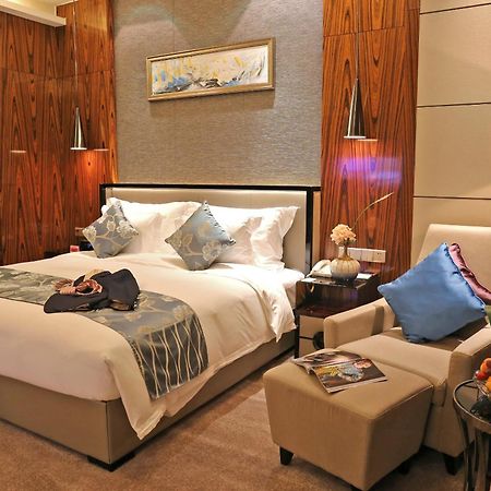מלון Ramada Plaza Liuzhou Liudong מראה חיצוני תמונה
