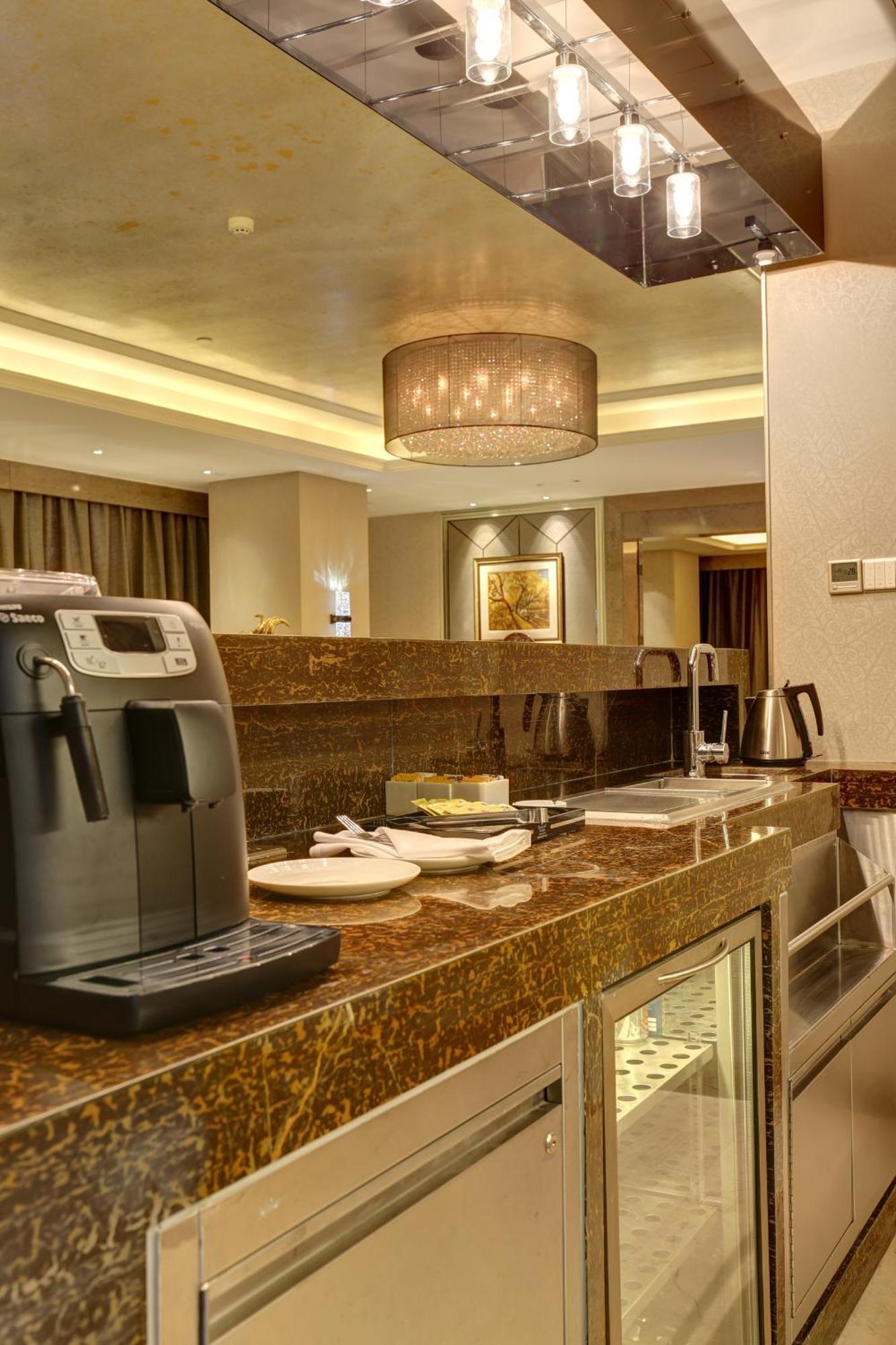 מלון Ramada Plaza Liuzhou Liudong מראה חיצוני תמונה